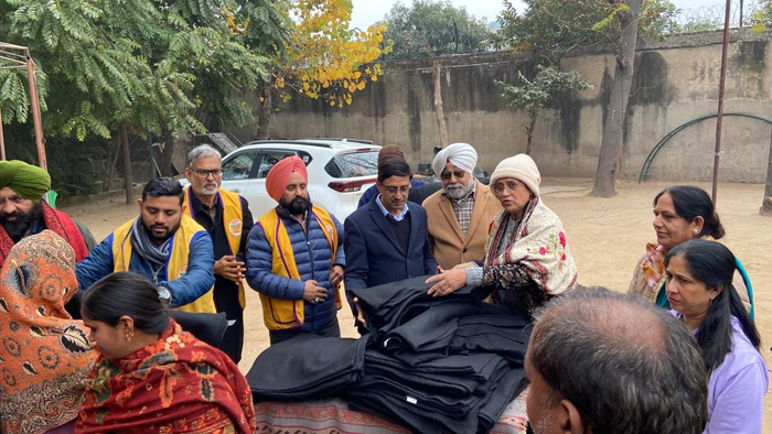 ਲਾਇਨਜ਼ ਕਲੱਬ ਸੁਪਰੀਮ ਵਲੋਂ ਅੱਜ ਮੋਹਾਲੀ ਦੇ ਫੇਜ਼-8 ਬੀ ਵਿਖੇ ਲੋੜਵੰਦ ਪਰਿਵਾਰਾਂ ਨੂੰ ਗਰਮ ਕੰਬਲ ਵੰਡੇ ਗਏ।